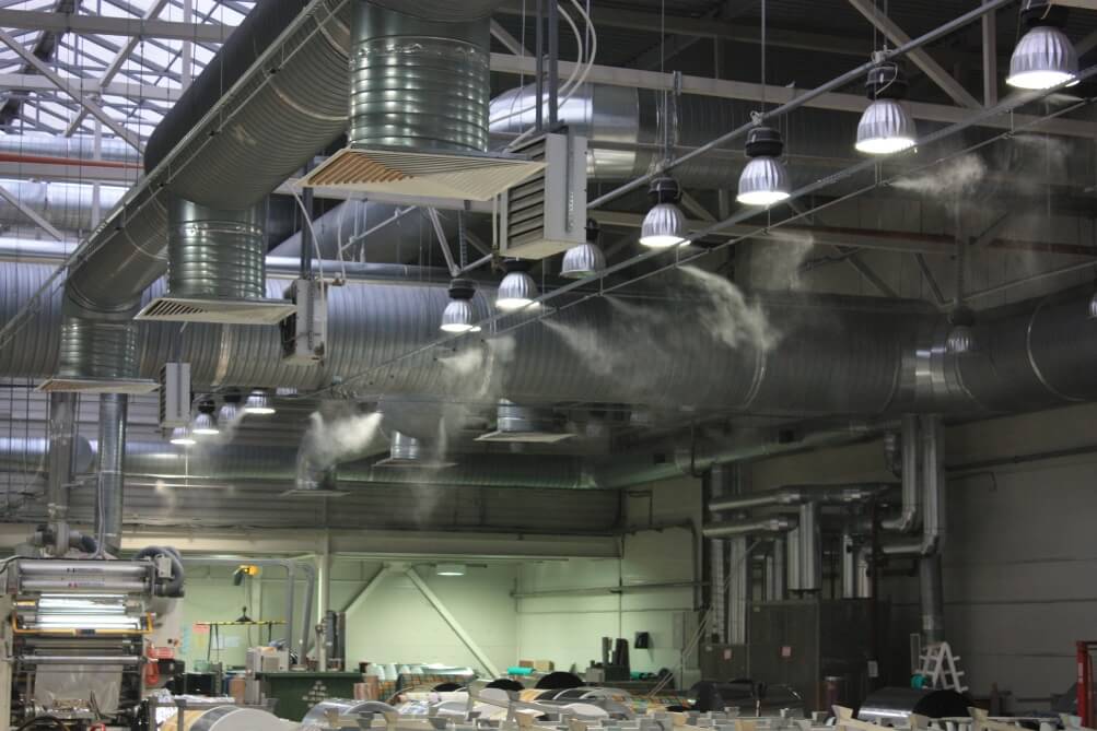 На фотографии увлажнение воздуха форсунками на коллекторе из нержавеющей стали в помещении предприятия по изготовлению гибкой упаковки 