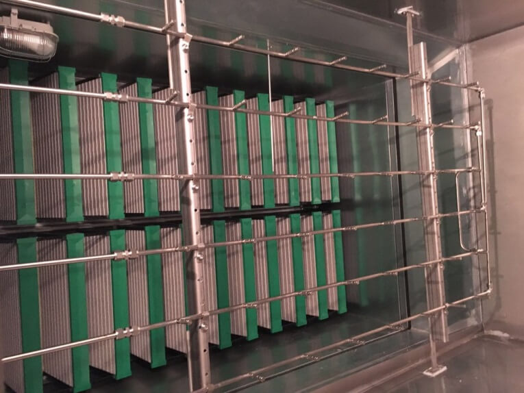 На фотографии коллектор с форсунками внутри вентиляционной машины на предприятии по производству электронных плат. 